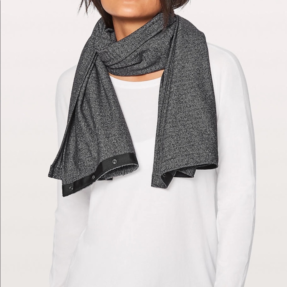 Lululemon Vinyasa Scarf Rulu- black and white